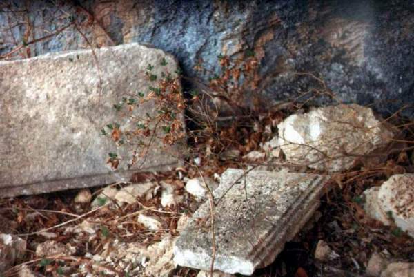 La pietra spezzata dell'altare - 1990