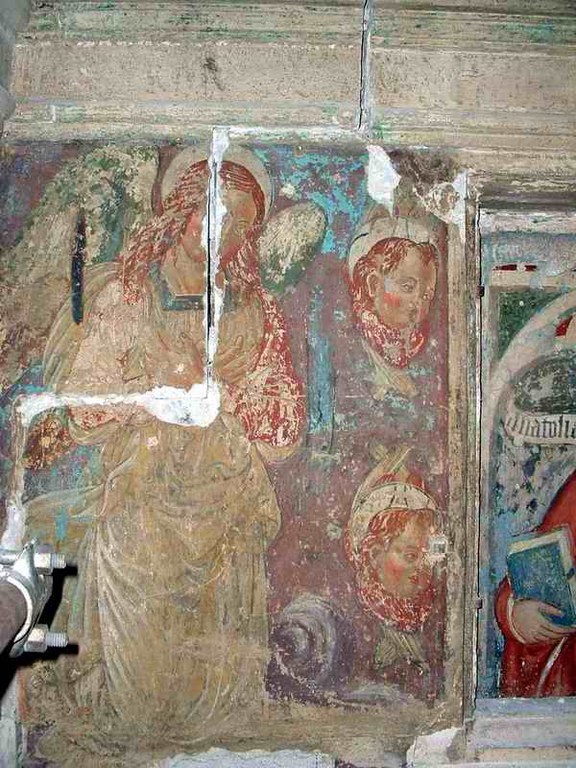 Edicola votiva di S.Anatolia - Angeli e putti al lato destro di Sant'Anatolia - Affresco recentemente scoperto all'interno dell'edicola - Fotografia di Roberto Tupone - 2004