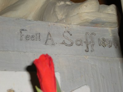 Base della Statua di gesso di S.Anatolia con impresso: "Fecit A. Saff 1894" - Fotografia di Roberto Tupone - 06/09/2009