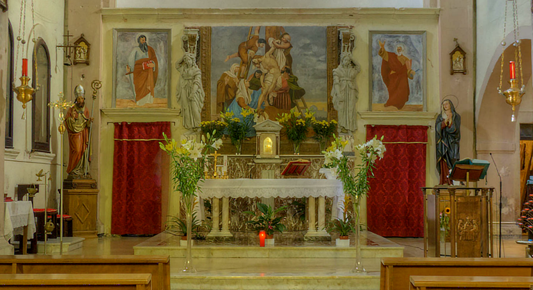 Altare Maggiore della chiesa di S. Pietro in Torano - Fotografia tratta da internet italiavirtualtour.it - Ritoccata da Roberto Tupone 2016